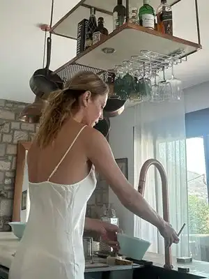 Теодора Духовникова съблазнява с малка бяла рокличка Снимки