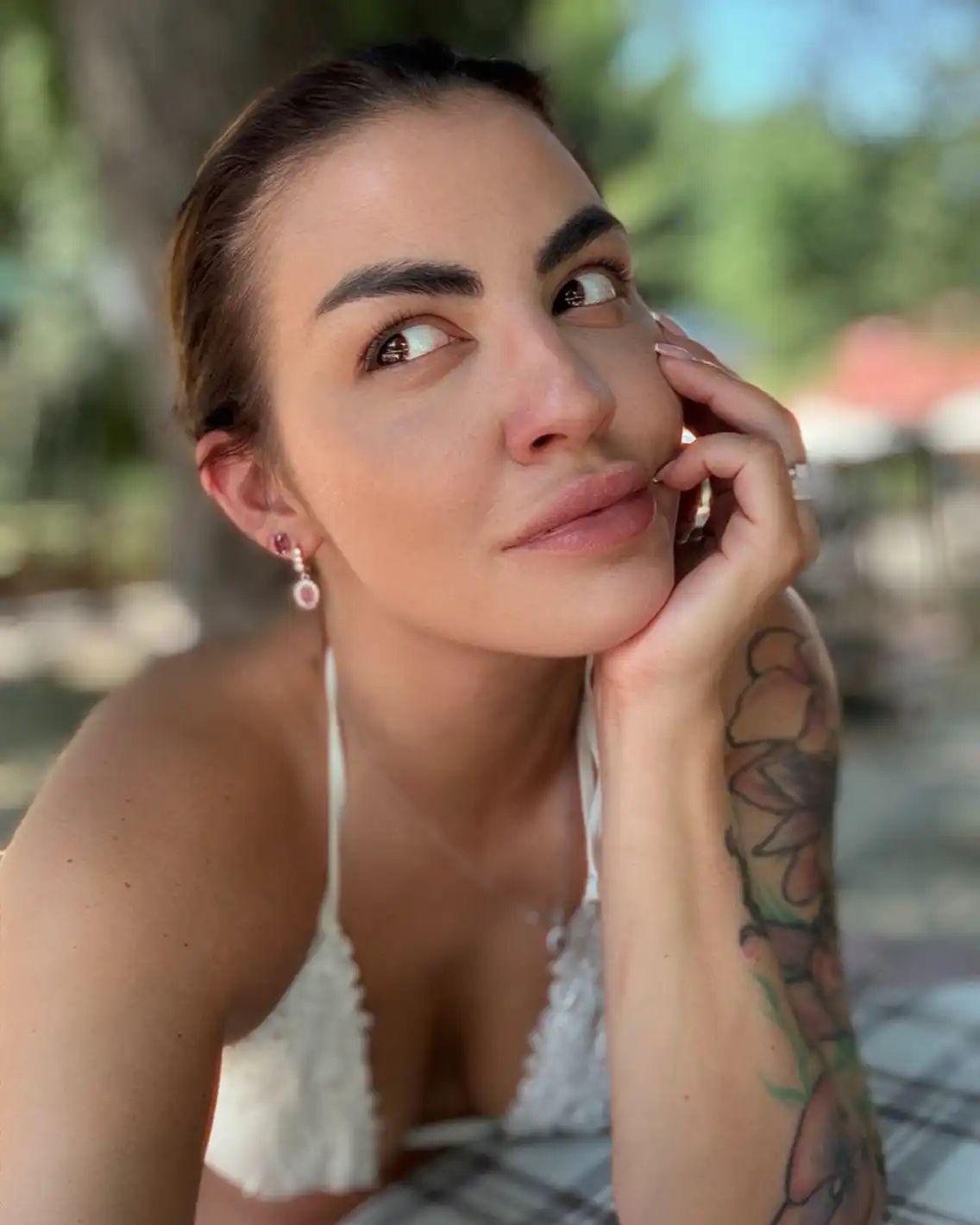 Деси Цонева разпали мрежата с изрязан червен бански Снимка 18+