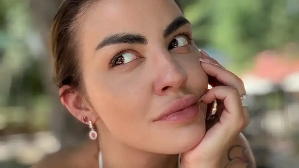 Деси Цонева разпали мрежата с изрязан червен бански Снимка 18+