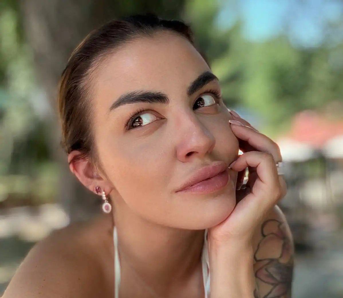 Деси Цонева разпали мрежата с изрязан червен бански Снимка 18+