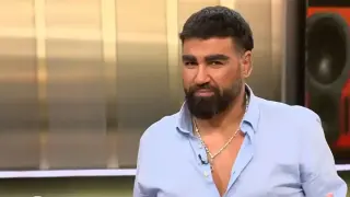 Азис удари дъното – снима се с роклите на  Емануела! С парите от концерта ще си купува... Снимки