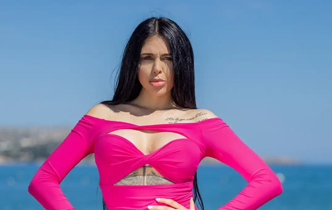 Палавата Емили разсъблече и опипа всички ергени в "Любов в рая", зрителите я разкостиха