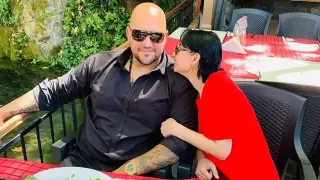 Гринго показа с коя тунингована брюнетка замени Софи Маринова Снимка