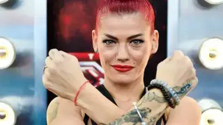 Жана Бергендорф мина на другия бряг, има връзка с жена Снимки