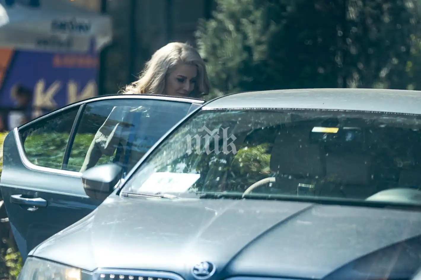 Венета Райкова вече е с личен шофьор от bTV Папарашки Снимки