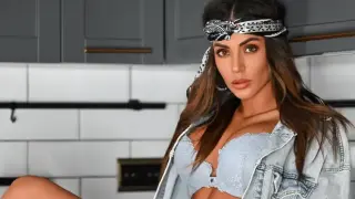 Чалгаджийка се качи полугола зад волана и попита... Снимки 18+