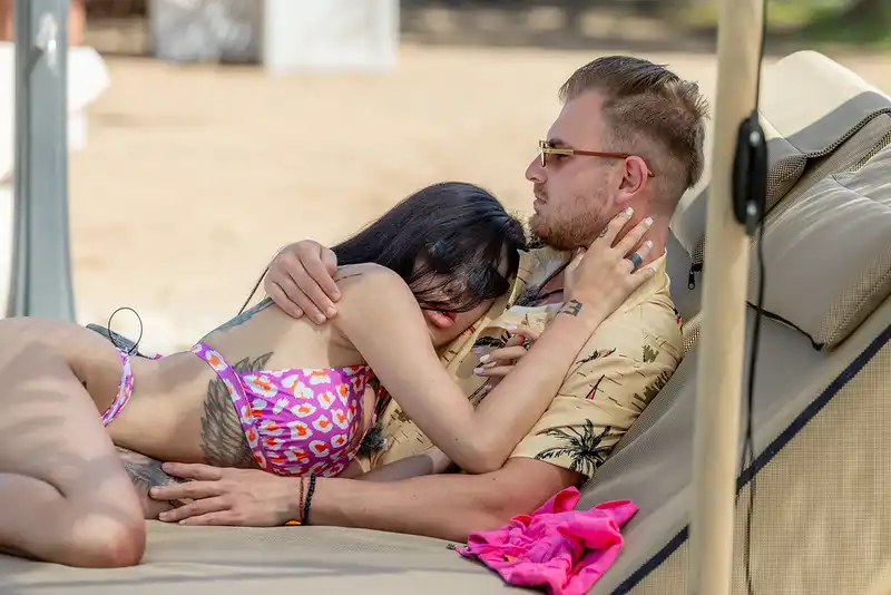 Емили плака от обида в "Ергенът: Любов в рая" и пак поиска секс със... Снимки