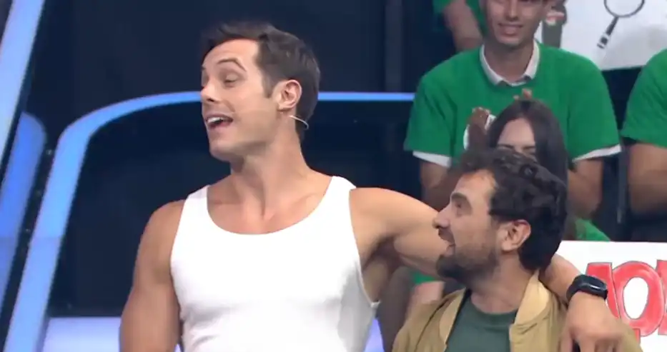 Филип Буков се изложи в ефир: Съблече се в ефир и си показа...