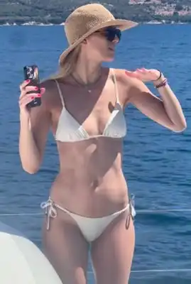 Луиза Григорова и Нели Сано се съблякоха на катамаран Видео 18+