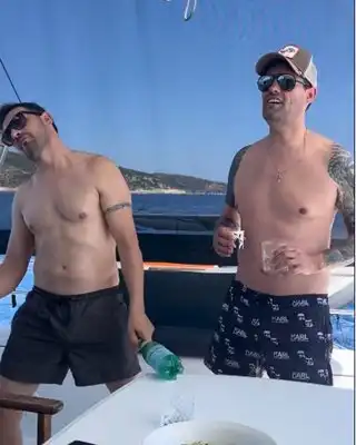 Луиза Григорова и Нели Сано се съблякоха на катамаран Видео 18+