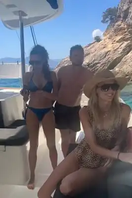 Луиза Григорова и Нели Сано се съблякоха на катамаран Видео 18+