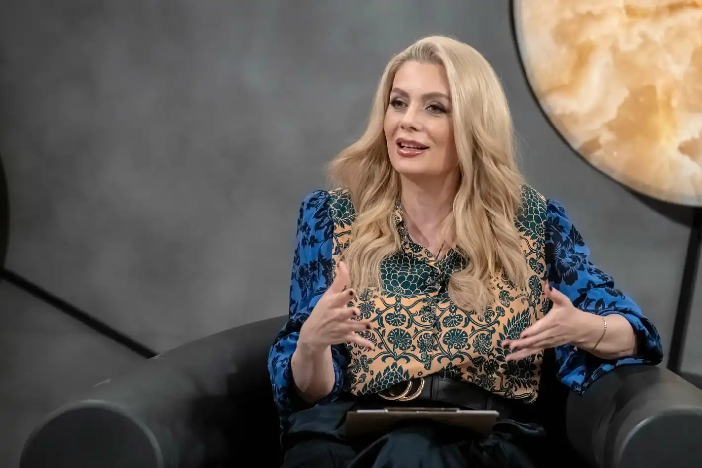 Венета Райкова болна, гаджето ѝ долетя от Дубай, за да се грижи за нея