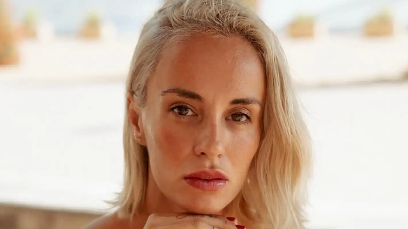 Радина Кърджилова пак напомпа устните си