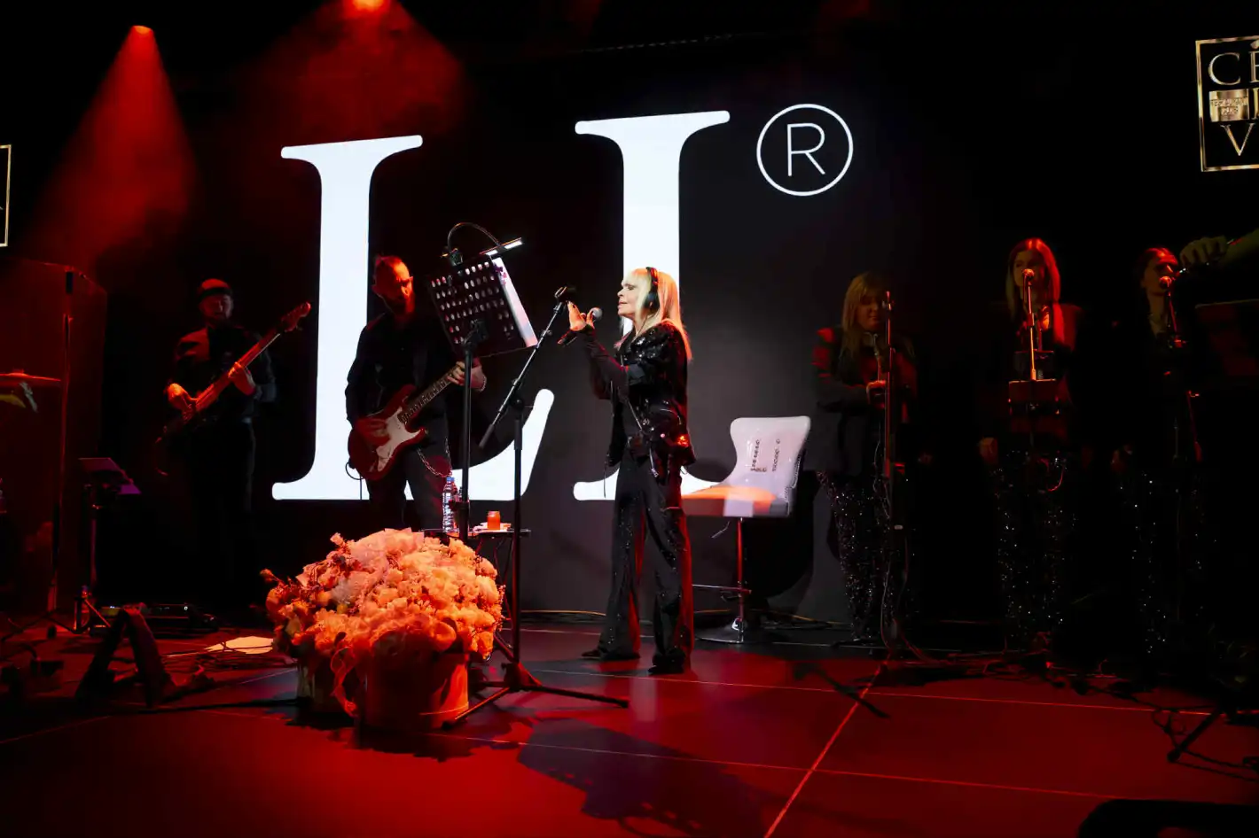 Лили Иванова събра над 500 души в столичен клуб с впечатляващо шоу