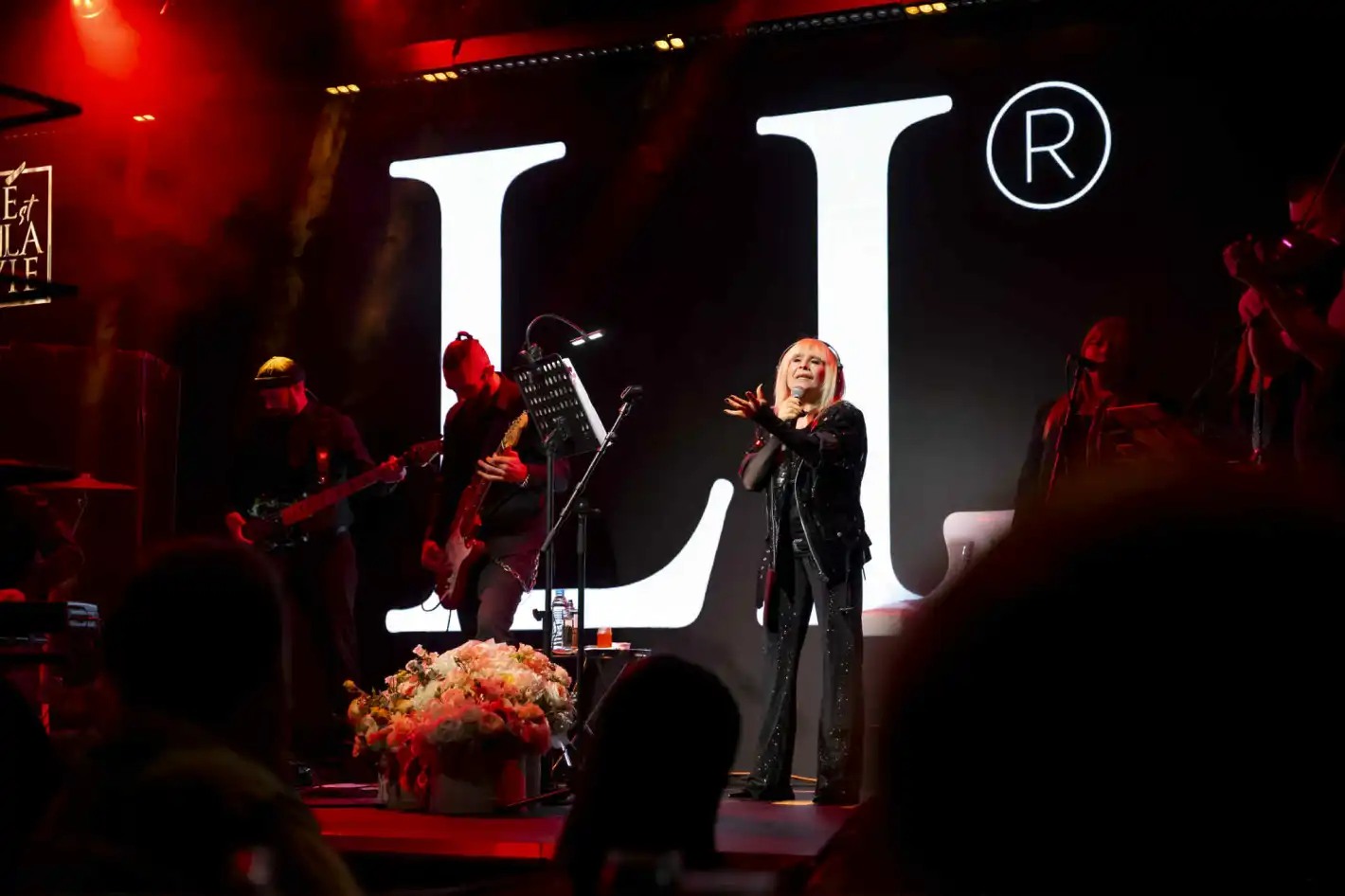 Лили Иванова събра над 500 души в столичен клуб с впечатляващо шоу