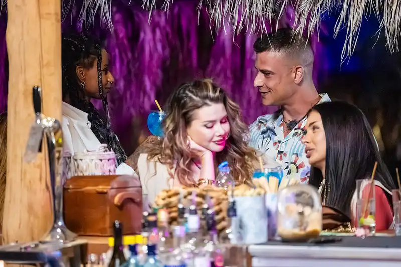 Хайде вън! Изританият бабаит от "Ергенът: Любов в рая" разпали мрежата