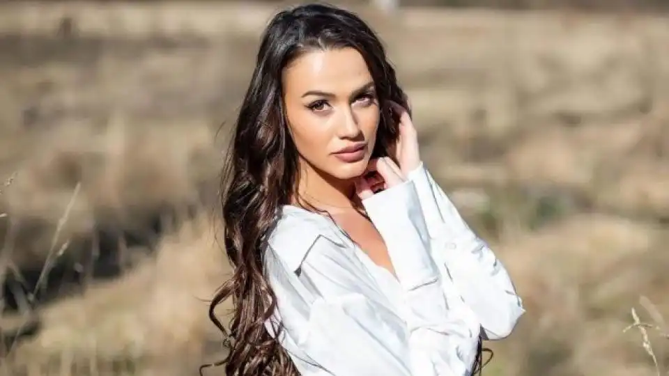 Ергенка се похвали с диплома – вече не е само красавица, а и образована дама! Снимка