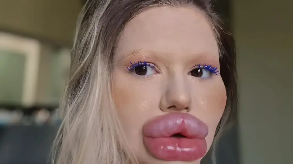 „Яде ли с тези устни?“ Силиконката Андреа отново взриви мрежата със скандални Снимки