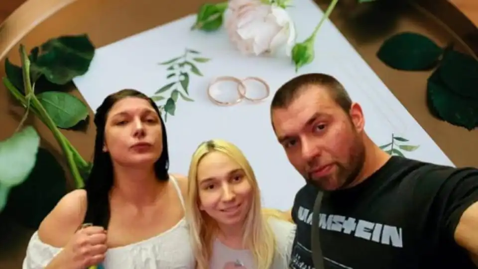 Потрес: Емили Тротинетката вдига тройна сватба! Снимки