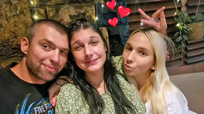 Потрес: Емили Тротинетката вдига тройна сватба! Снимки