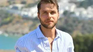 Ергенът Алек Младенов бе хванат в крачка Папарашка снимка