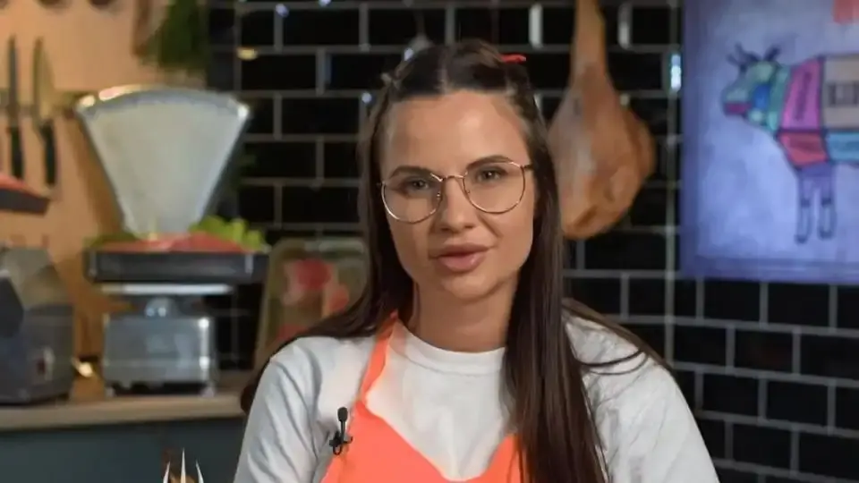 Тоби от "Хелс Китчън" се пусна без сутиен и нагорещи мрежата Снимка