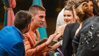 Сатиричен театър в "Ергенът": Петър се пусна по сутиен и бяла рокля Снимки