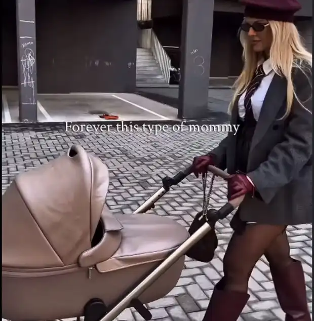 Натали Трифонова разхожда бебето на токчета и... Снимки