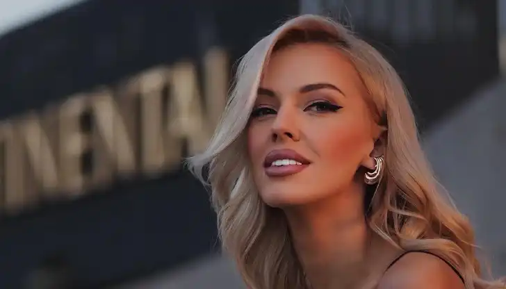 Натали Трифонова разхожда бебето на токчета и... Снимки