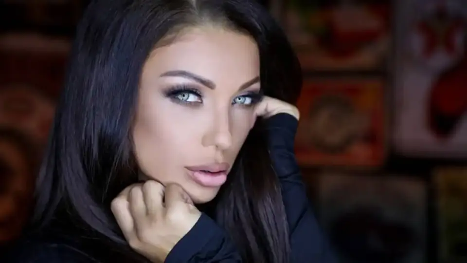 Емануела си показа дупето по яко секси начин Снимка 18+