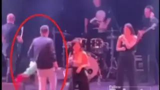 Лъсна кой изхвърли българското знаме на концерта на Цеца Видео