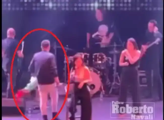 Лъсна кой изхвърли българското знаме на концерта на Цеца Видео