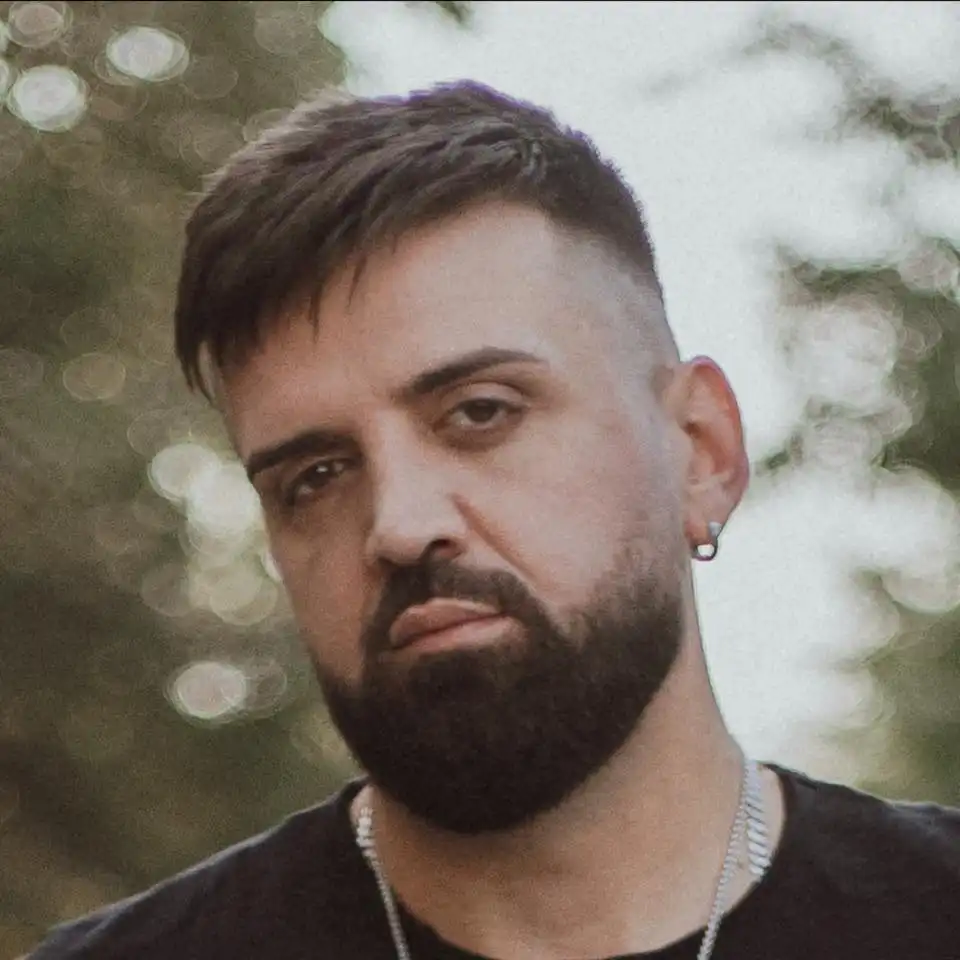 Лъсна кой изхвърли българското знаме на концерта на Цеца Видео