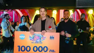 Сгащиха победителя в "Биг брадър" Давид гол с непознат мъж, има съмнения за гей оргия Снимка