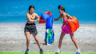 Бонбонова намачка силикона на Габи в "Ергенът: Любов в рая" Снимки