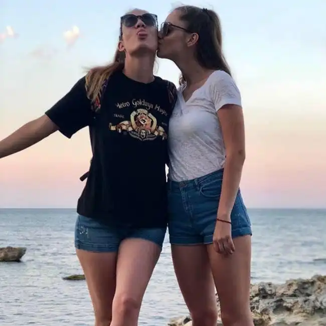 Сензация около дъщерята на Инна Симеонова: Сгодена е за жена! Снимки