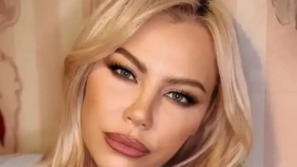 Камелия подпали мрежата с предколедни секси Снимки