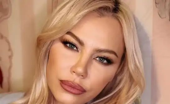 Камелия подпали мрежата с предколедни секси Снимки