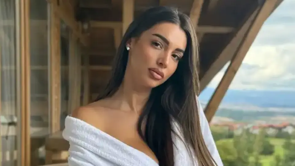 Самолет с устни и мигли шашна Ергенката Елвира Снимка