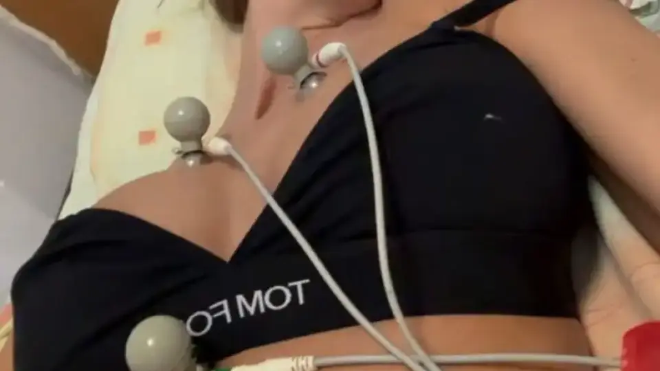 На крачка от смъртта: Моника Валериева бере душа в болница Снимки