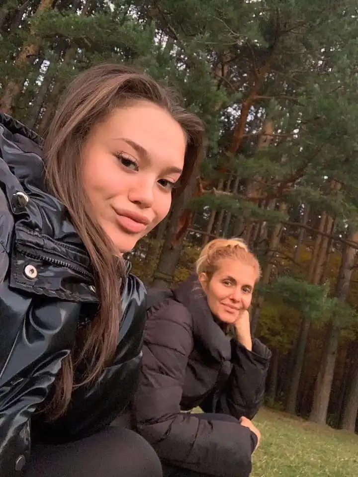 Кръвта вода не става: Дъщерята на Анелия влиза в бизнеса с микрофона