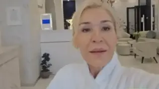 Гала лекува жесток ревматизъм в санаториум, показа се по халат Снимка