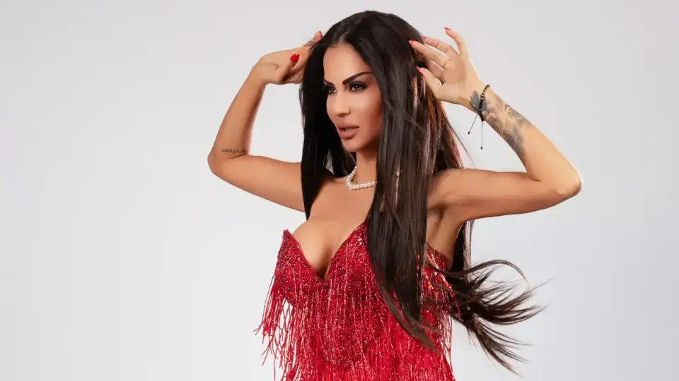 Фолкпевицата Татяна нагорещи страстите по бельо за Нова година Снимки 18+