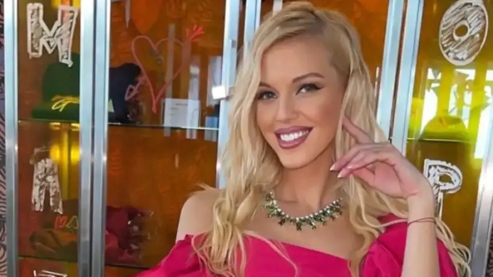 Натали Трифонова се пусна от леглото, а до нея е... Снимка