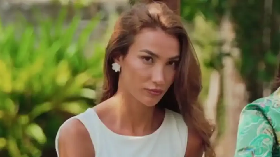 Опа: Ферай от "Ергенът" едва прикрива гърдите си в тясна черна рокля Снимки