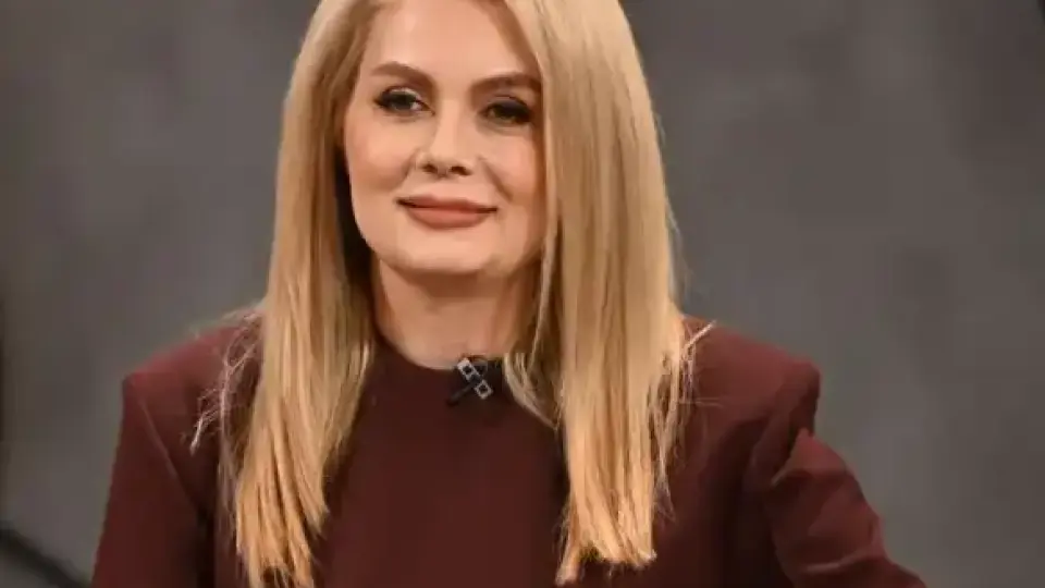 Гаджето на Венета Райкова й следи съобщенията, а тя го...