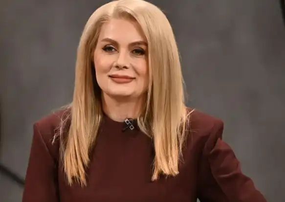 Гаджето на Венета Райкова й следи съобщенията, а тя го...