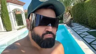 Часове след брака: Азис показа мъжа до себе си Снимка