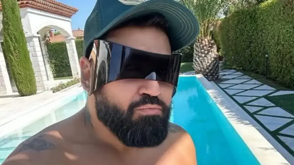 Часове след брака: Азис показа мъжа до себе си Снимка