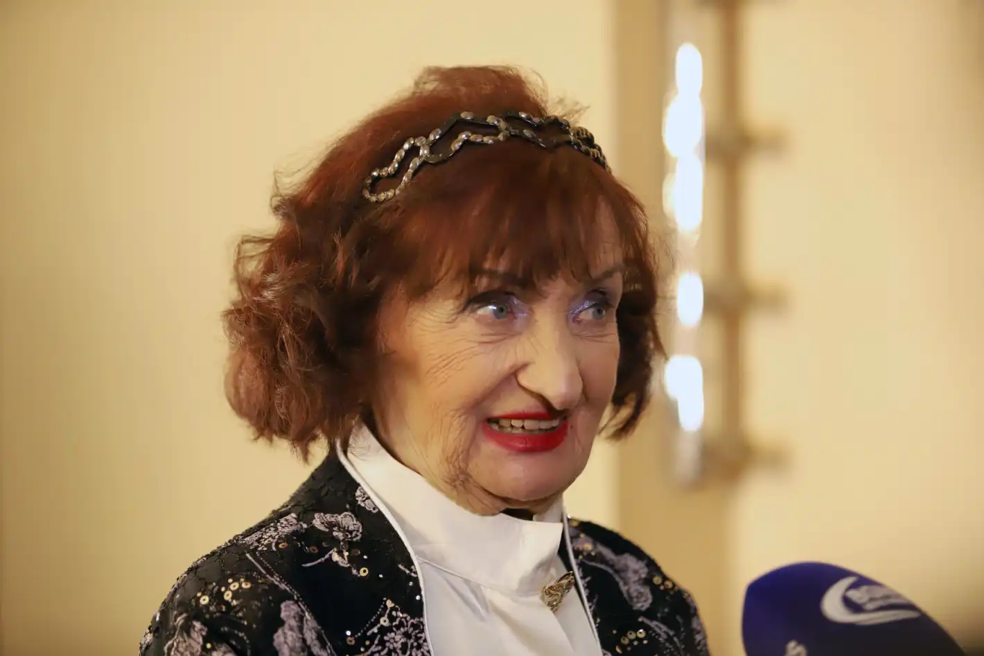 87-годишната Мими Николова лъсна в клип с минижуп Снимка